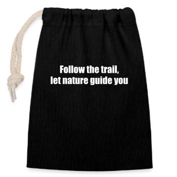 Wandern - Follow the trail, let nature guide you - Verschließbarer Geschenkbeutel aus Baumwolle (14x20cm) - Schwarz - Vorne