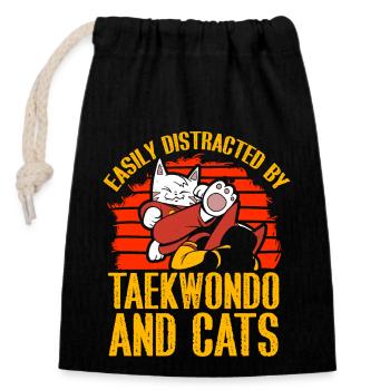 Lässt sich leicht von Taekwondo und Katzen ablenken - Verschließbarer Geschenkbeutel aus Baumwolle (14x20cm) - Schwarz - Vorne