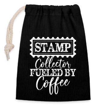 Caffeine & Collections: Stamp Collector's Ritual - Verschließbarer Geschenkbeutel aus Baumwolle (14x20cm) - Schwarz - Vorne