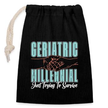 Geriatric Millennial Just Trying To Caregiver - Verschließbarer Geschenkbeutel aus Baumwolle (14x20cm) - Schwarz - Vorne