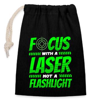 Lasertag Spruch Focus With Laser Not A Flashlight - Verschließbarer Geschenkbeutel aus Baumwolle (14x20cm) - Schwarz - Vorne