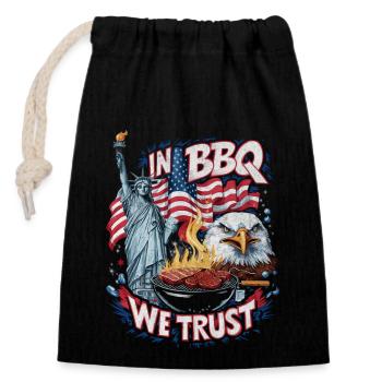 In BBQ We Trust Patriotic Grill Design - Closable cotton gift bag (14x20cm) - black - Front