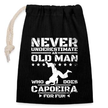 Ne sous-estimez jamais un vieil homme qui fait de la Capoeira - Sac cadeau en coton avec cordon (14 x 20 cm) - noir - Devant
