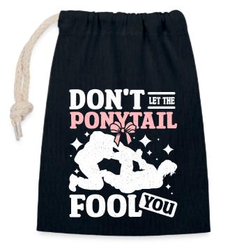 Fille Hapkido ne te laisse pas tromper par la queue de cheval - Sac cadeau en coton avec cordon (14 x 20 cm) - bleu marine - Devant