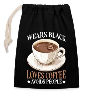 Wears Black Loves Coffee Avoids People - Verschließbarer Geschenkbeutel aus Baumwolle (14x20cm) - Schwarz - Vorne