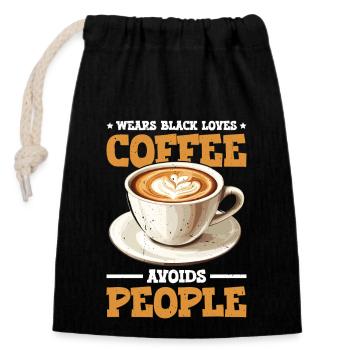 Wears Black Loves Coffee Avoids People 2 - Verschließbarer Geschenkbeutel aus Baumwolle (14x20cm) - Schwarz - Vorne