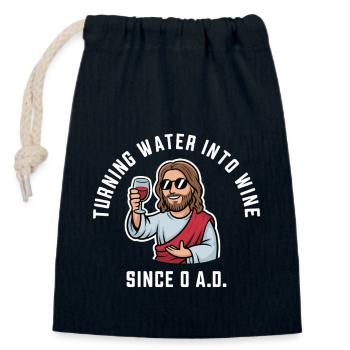 Turning water into wine since 0 A.D. Funny Jesus - Closable cotton gift bag (14x20cm) - navy - Front