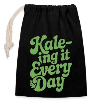 Vegan Vegetarian Kale-ing It Every Day - Closable cotton gift bag (14x20cm) - black - Front