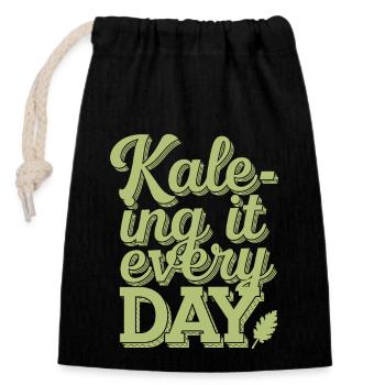 Kale-ing It Every Day - Vegan Vegetarian Design - Sac cadeau en coton avec cordon (14 x 20 cm) - noir - Devant