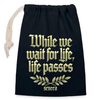 Sénèque | Pendant que nous attendons la vie, la vie passe - Sac cadeau en coton avec cordon (14 x 20 cm) - bleu marine - Devant