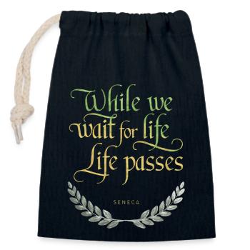 Sénèque | Pendant que nous attendons la vie, la vie passe - Sac cadeau en coton avec cordon (14 x 20 cm) - bleu marine - Devant