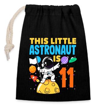 This little astronaut turns 11 years old - Closable cotton gift bag (14x20cm) - black - Front