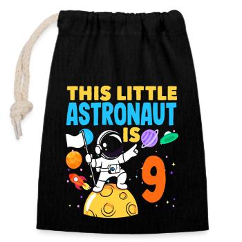 This little astronaut is nine years old - Closable cotton gift bag (14x20cm) - black - Front