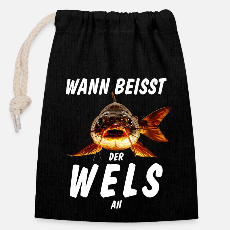 WANN BEISST DER WELS AN - Verschließbarer Geschenkbeutel aus Baumwolle (14x20cm) - Schwarz