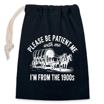 S’il vous plaît, soyez patient avec moi. Je viens des années 1900 - Sac cadeau en coton avec cordon (14 x 20 cm) - bleu marine - Devant