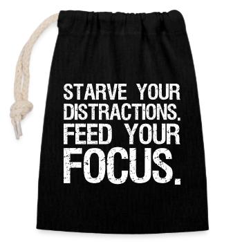 starve your distractions feed your focus - Verschließbarer Geschenkbeutel aus Baumwolle (14x20cm) - Schwarz - Vorne
