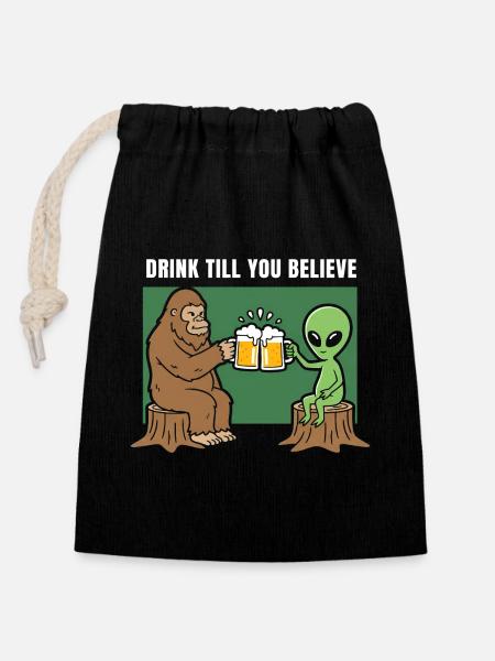 Prost mit Alien und Sasquatch - Verschließbarer Geschenkbeutel aus Baumwolle (14x20cm) - Schwarz