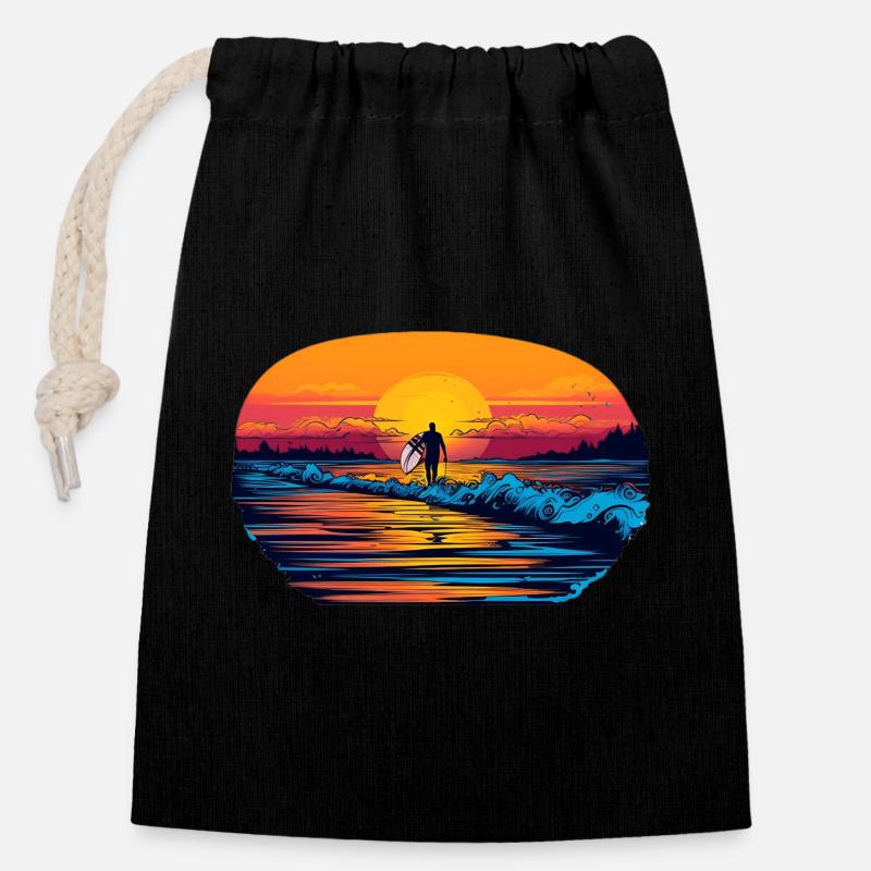 Surfeurs sur la plage au coucher du soleil - Sac cadeau en coton avec cordon (14 x 20 cm) - noir