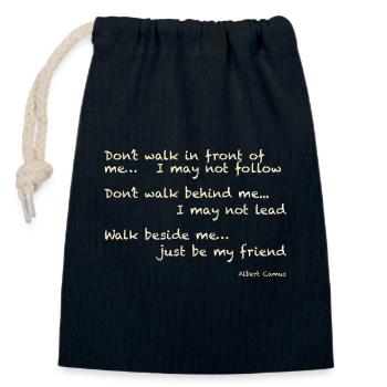 Albert Camus: Dont walk in front of me... I may - Verschließbarer Geschenkbeutel aus Baumwolle (14x20cm) - Navy - Vorne