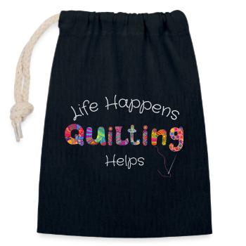 Life Happens Quilting Helps - Crafting T-Shirt - Closable cotton gift bag (14x20cm) - navy - Front
