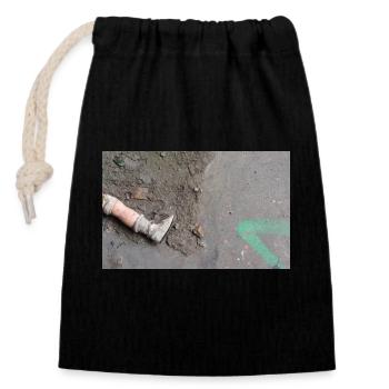 La jambe de poupée manquante - Sac cadeau en coton avec cordon (14 x 20 cm) - noir - Devant