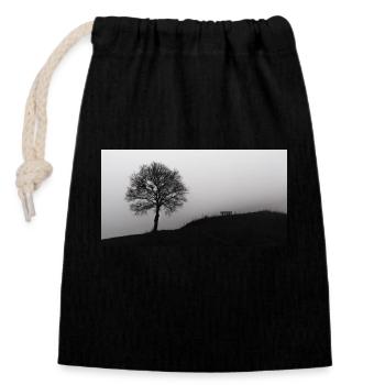 Die Bank und der Baum im Nebel - Verschließbarer Geschenkbeutel aus Baumwolle (14x20cm) - Schwarz - Vorne