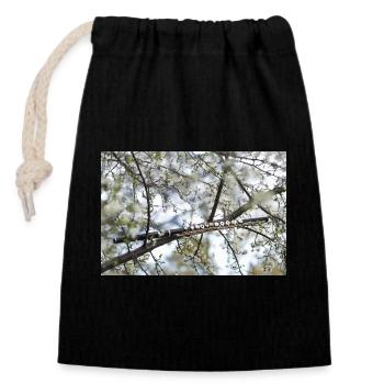 Une flûte noire entre les branches et les fleurs. - Sac cadeau en coton avec cordon (14 x 20 cm) - noir - Devant