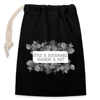 Style is sustainable fashion not - Verschließbarer Geschenkbeutel aus Baumwolle (14x20cm) - Schwarz - Vorne
