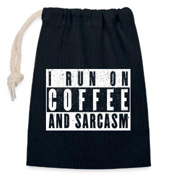 Cadeau de café : je cours sur le café et le sarcasme - Sac cadeau en coton avec cordon (14 x 20 cm) - bleu marine - Devant