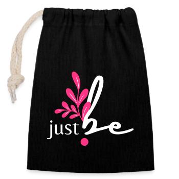 just be. - Verschließbarer Geschenkbeutel aus Baumwolle (14x20cm) - Schwarz - Vorne