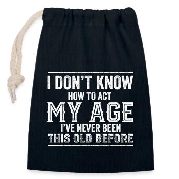 I Don't Know How To Act My Age Funny Birthday - Verschließbarer Geschenkbeutel aus Baumwolle (14x20cm) - Navy - Vorne