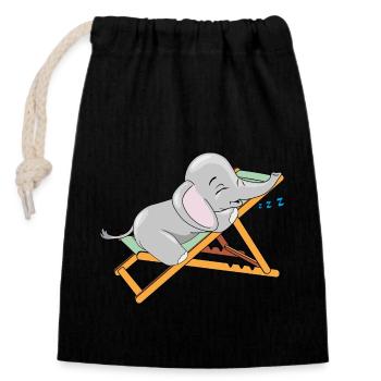 Baby elephant is sleeping on the deck chair - Closable cotton gift bag (14x20cm) - black - Front