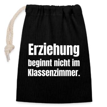 Erziehung beginnt nicht im Klassenzimmer - Verschließbarer Geschenkbeutel aus Baumwolle (14x20cm) - Schwarz - Vorne