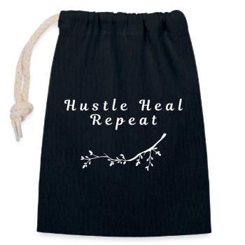 Hustle Heal Repeat - Design minimal motivant - Sac cadeau en coton avec cordon (14 x 20 cm) - bleu marine - Devant