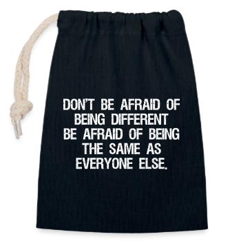 don't be afraid of being different be afraid of - Verschließbarer Geschenkbeutel aus Baumwolle (14x20cm) - Navy - Vorne