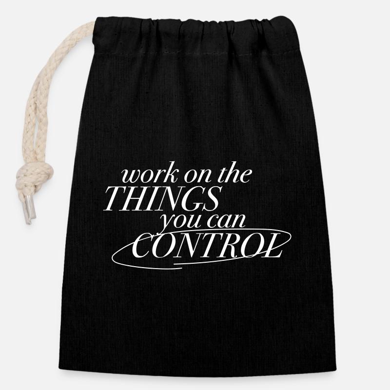 "Work on the things you can control" - Motivation - Verschließbarer Geschenkbeutel aus Baumwolle (14x20cm) - Schwarz