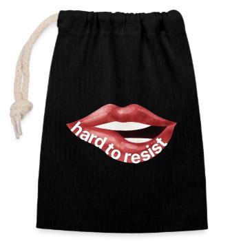 Hard to Resist – Rote Lippen Illustration - Verschließbarer Geschenkbeutel aus Baumwolle (14x20cm) - Schwarz - Vorne