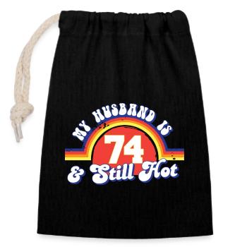 Mon mari a 74 ans et est toujours chaud et fier de sa femme 74 - Sac cadeau en coton avec cordon (14 x 20 cm) - noir - Devant