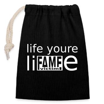Fame Victim Shirt – Live Your Lie Statement - Closable cotton gift bag (14x20cm) - black - Front