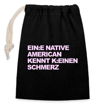 WOKE SATIRE: An Indian knows no pain - Closable cotton gift bag (14x20cm) - black - Front