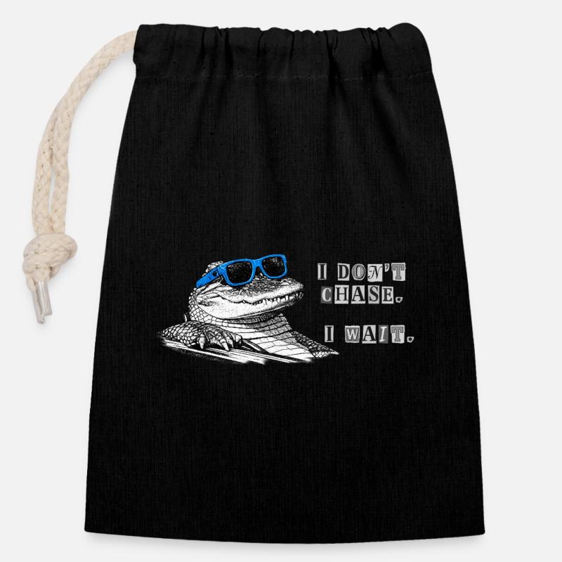 Don't Chase. Wait. – Cool Alligator Meme - Closable cotton gift bag (14x20cm) - black