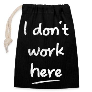 I Don't Work Here Funny Sayings - Closable cotton gift bag (14x20cm) - black - Front