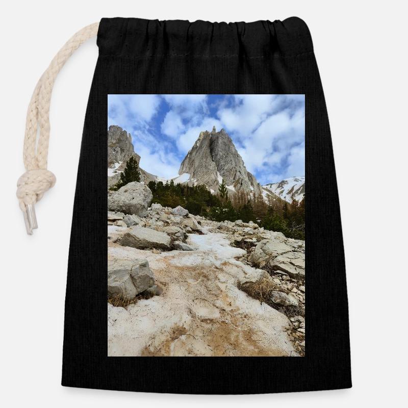 Schneebedeckte Berge - Verschließbarer Geschenkbeutel aus Baumwolle (14x20cm) - Schwarz