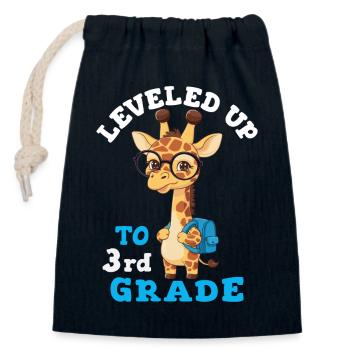 Leveled up to 3rd Grade - Funny Giraffe - Closable cotton gift bag (14x20cm) - navy - Front