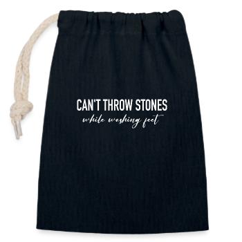 Can't throw stones while washing feet - Closable cotton gift bag (14x20cm) - navy - Front