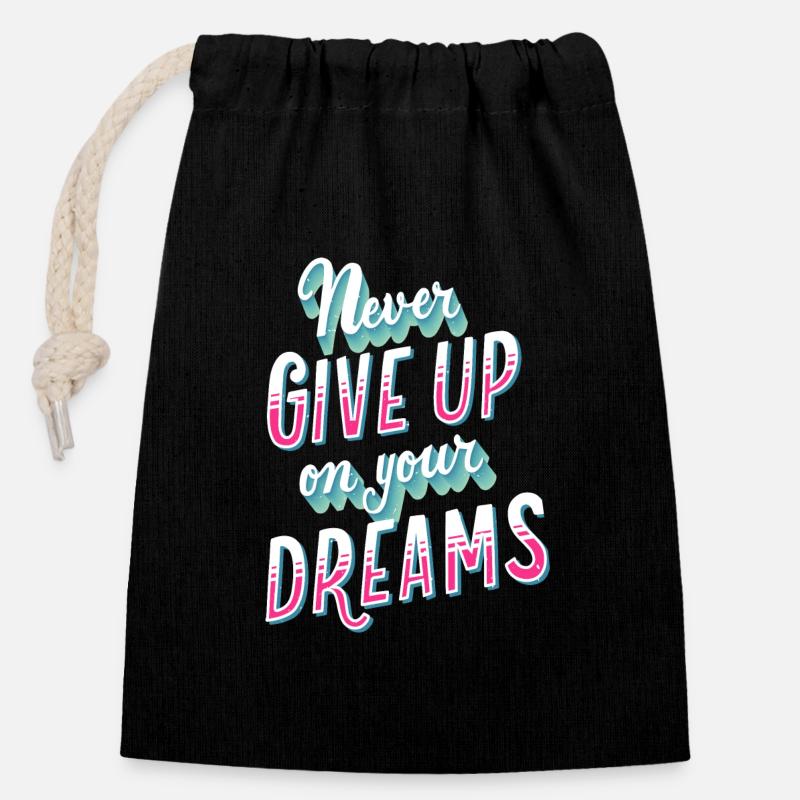 Never Give Up On Your Dreams graphic - Closable cotton gift bag (14x20cm) - black