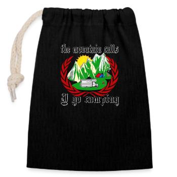 the mountain calls I go camping. Camping on mountains - Closable cotton gift bag (14x20cm) - black - Front