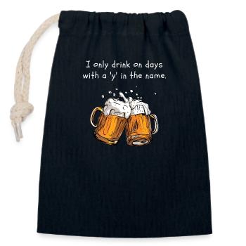 I only drink on days with a y in the name. - Closable cotton gift bag (14x20cm) - navy - Front