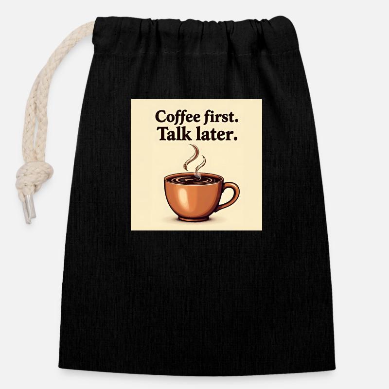 ☕ Coffee First – Talk Later T-Shirt ☕ - Verschließbarer Geschenkbeutel aus Baumwolle (14x20cm) - Schwarz