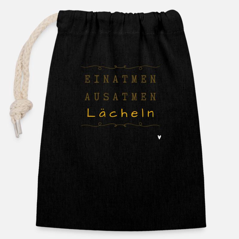 Einatmen ausatmen lächeln - Verschließbarer Geschenkbeutel aus Baumwolle (14x20cm) - Schwarz
